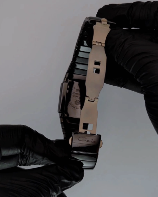Cerix Modern Square High-Tech Black Ceramic Watch – Gold Accents & Sapphire Crystal