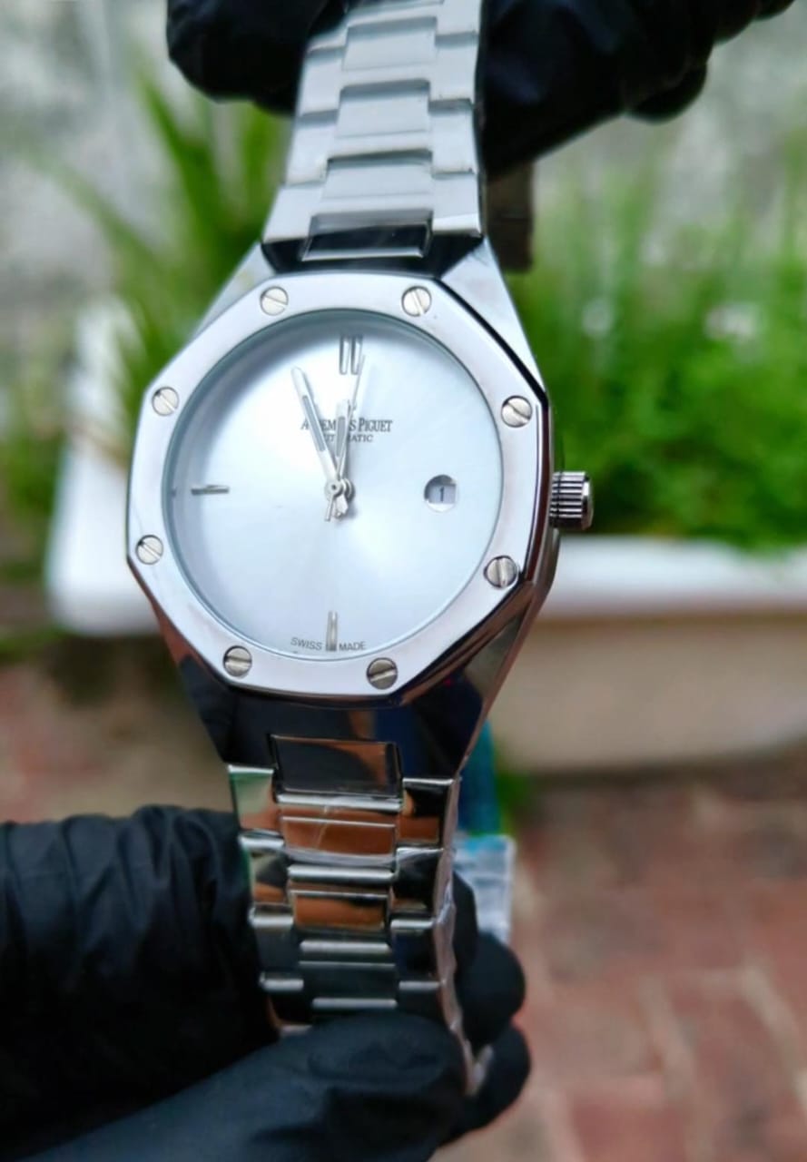 Premium Luxury Silver Men’s Watch – Classic Royal Design with Date Display