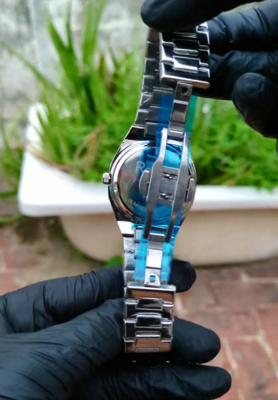 Premium Luxury Silver Men’s Watch – Classic Royal Design with Date Display